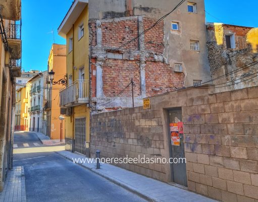 La calle Francisco Laliga de Elda vuelve a estar abierta tras la reparación de una pared medianera en una antigua vivienda. Reparación de una pared medianera calle Francisco Laliga