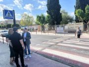 Petrer instala los 6 primeros pasos de peatones luminosos de la ciudad en la Avenida Reina Sofía Petrer instala los primeros pasos de peatones luminosos de la ciudad
