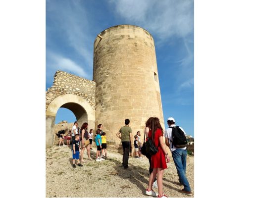 Más de 1.200 escolares eldenses realizarán mañana un recorrido para conocer el Castillo de Elda y visitar la Ermita, la sede de la Junta de Moros y Cristianos y el Castillo de Embajadas Visitas de escolares al Castillo de Elda