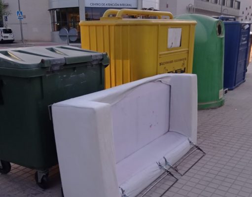 La Policía Local de Petrer anuncia controles y sanciones por el abandono de enseres en la vía pública Petrer anuncia controles y sanciones por el abandono de enseres en la vía pública