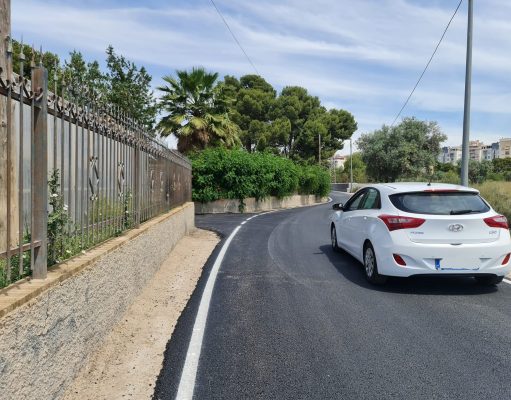 El Ayuntamiento de Elda asfalta íntegramente la travesía que conecta el colegio Juan Rico y Amat con el Antonio Machado para mejorar los accesos de ambos centros escolares