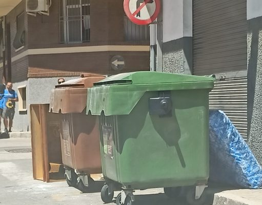 La Policía Local de Petrer impone la primera sanción por el abandono de enseres en la vía pública Abandono de enseres en la calle Brigadier Algarra de Petrer