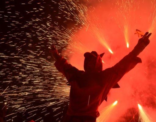 Petrer recupera tras los dos años de pandemia el Correfoc en las próximas Fiestas Patronales de octubre Tradicional Correfoc en las Fiestas Patronales de Petrer