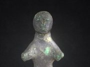 Exvoto de bronce hallado en una de las cuevas de Bolón