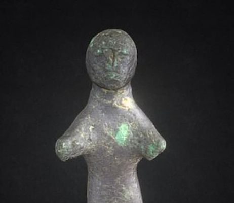 TESOROS DE NUESTRO ENTORNO – EL BRUJO DE BOLÓN (Elda) por Joaquín Senén Fernández-Caro Exvoto de bronce hallado en una de las cuevas de Bolón