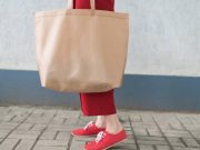 Intenta robar en un comercio de Petrer y se deja olvidado el bolso con su documentación Bolso - Imagen de archivo