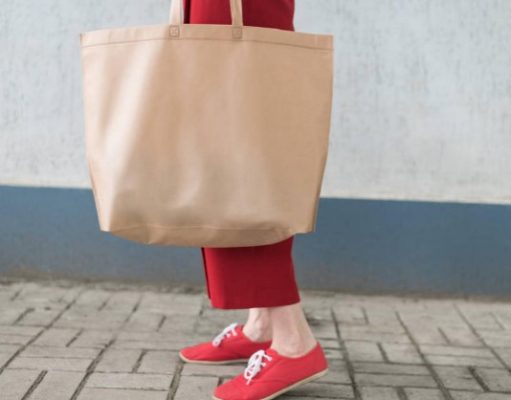 Intenta robar en un comercio de Petrer y se deja olvidado el bolso con su documentación Bolso - Imagen de archivo