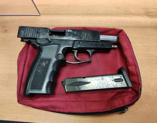 La Policía Local de Petrer detiene a una persona sintecho portando una pistola de fogueo que ha pasado para su análisis al Grupo de Policía Judicial Arma incautada en Petrer