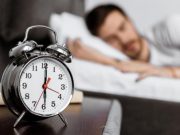 Personal sanitario de La Fe aconseja mantener los horarios de descanso, ducharse con agua tibia y evitar siestas largas para conciliar el sueño en las noches cálidas Dormir en verano