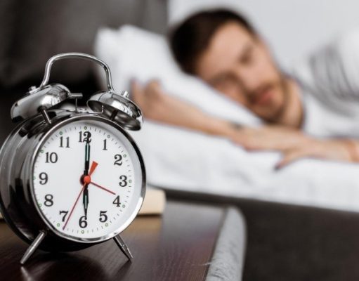 Personal sanitario de La Fe aconseja mantener los horarios de descanso, ducharse con agua tibia y evitar siestas largas para conciliar el sueño en las noches cálidas Dormir en verano