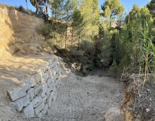Petrer refuerza la seguridad del camino de la Almadraba con la construcción de un muro de contención Petrer refuerza la seguridad del camino de la Almadraba con la construcción de un muro de contención