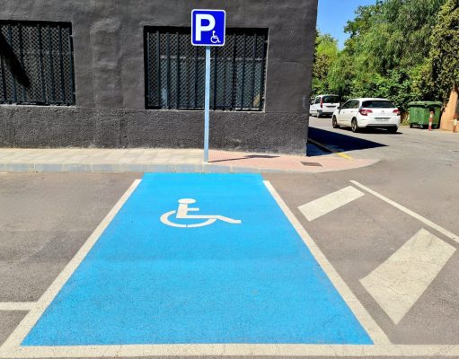 El Ayuntamiento de Elda mantiene activas más de 300 tarjetas de estacionamiento para personas con movilidad reducida Plaza de aparcamiento para conductores con movilidad reducida habilitado en el parking de la Calle La Madera