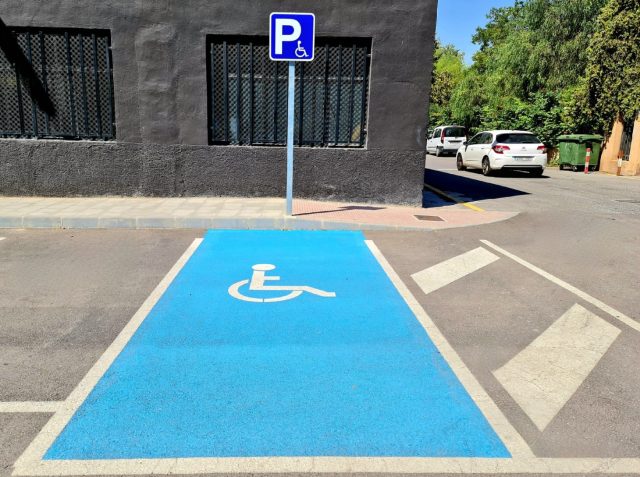 Plaza de aparcamiento para conductores con movilidad reducida habilitado en el parking de la Calle La Madera