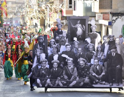 Desfile histórico de Los Moros Viejos de Petrer celebrando 200 años de vida, participaron 1.500 festeros de 70 pueblos, 16 bandas de música y 90 capitanías