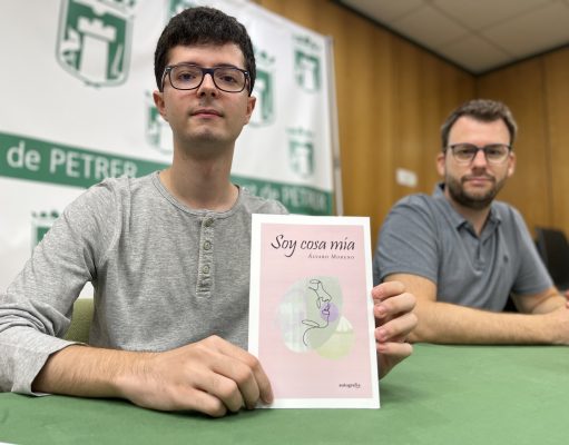 El joven de Petrer, Álvaro Moreno, presenta su primer libro “Soy cosa mía” Álvaro Moreno presenta su primer libro “Soy cosa mía”