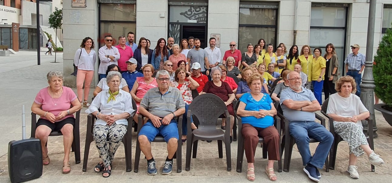 Elda conmemora el Día Mundial del Alzheimer con la lectura de un manifiesto y la colocación de una pancarta en el balcón consistorial