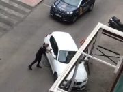 Detienen a dos jóvenes a punta de pistola en Elda después de una persecución policial – Vídeo Detienen a dos jóvenes a punta de pistola en Elda después de una persecución policial.
