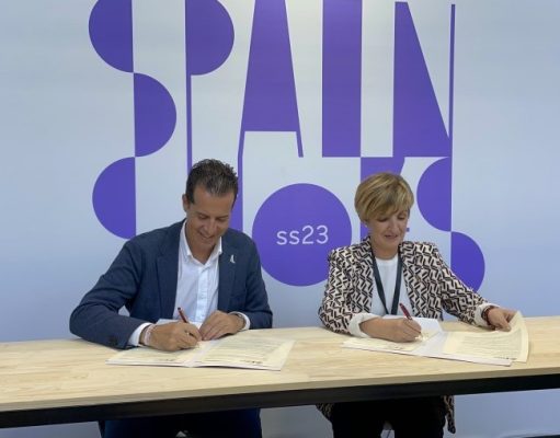 El Ayuntamiento de Elda firma el convenio de colaboración con Avecal para promocionar la formación de los trabajadores del calzado El Ayuntamiento de Elda firma el convenio de colaboración con Avecal