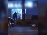 La Policía Nacional dispara y detiene a un hombre que portaba un hacha tras abusar de una menor en Elda, Alicante La Policía dispara y detiene a un hombre que portaba un hacha tras abusar de una menor en Elda, Alicante