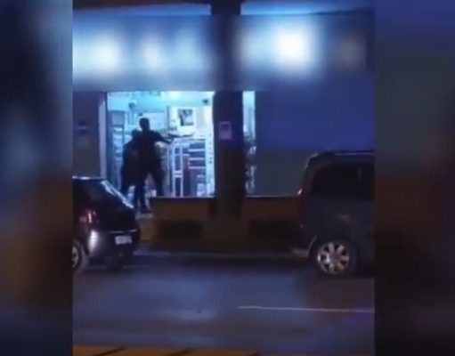 La Policía Nacional dispara y detiene a un hombre que portaba un hacha tras abusar de una menor en Elda, Alicante La Policía dispara y detiene a un hombre que portaba un hacha tras abusar de una menor en Elda, Alicante