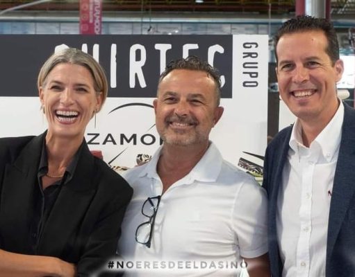 Rubén Alfaro asiste a la inauguración de Futurmoda y visita los stands de las 25 empresas de Elda que participan en el certamen Laura Sánchez y Rubén Alfaro asiste a la inauguración de Futurmoda