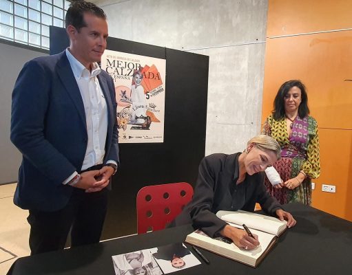 Laura Sánchez, Mejor Calzada de España 2021, regresa a Elda para visitar el Museo del Calzado y firmar en el libro de honor Laura Sánchez, firmando en el libro de Honor del Museo del Calzado de Elda