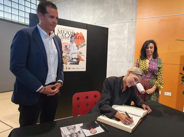 Laura Sánchez, firmando en el libro de Honor del Museo del Calzado de Elda