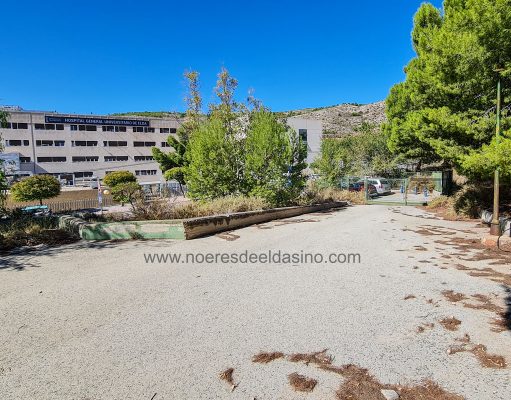 En breve empezará la construcción del nuevo aparcamiento gratuito del Hospital General Universitario de Elda. Nuevo parking para el Hospital de Elda en el antiguo colegio Miguel de Cervantes