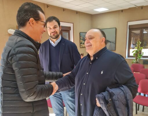 El Pleno del Ayuntamiento de Elda ha aprobado esta mañana por unanimidad el nombramiento de Ana María Sánchez como Hija Predilecta de la ciudad El marido de Ana María Sánchez, José Rubio, y su hijo, Miguel Ángel.