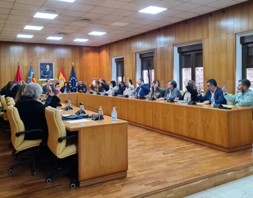 Elda suspende la tasa de mesas y sillas durante los seis primeros meses de 2023 y congela todos los impuestos y tasas durante el próximo año Pleno Municipal de Elda