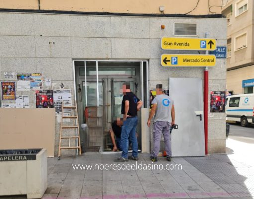 Cierre del rellano del antiguo BBVA en Juan Carlos I de Elda para prevenir su ocupación por indigentes. Cierre del rellano del antiguo BBVA en Juan Carlos I de Elda para prevenir su ocupación por indigentes.