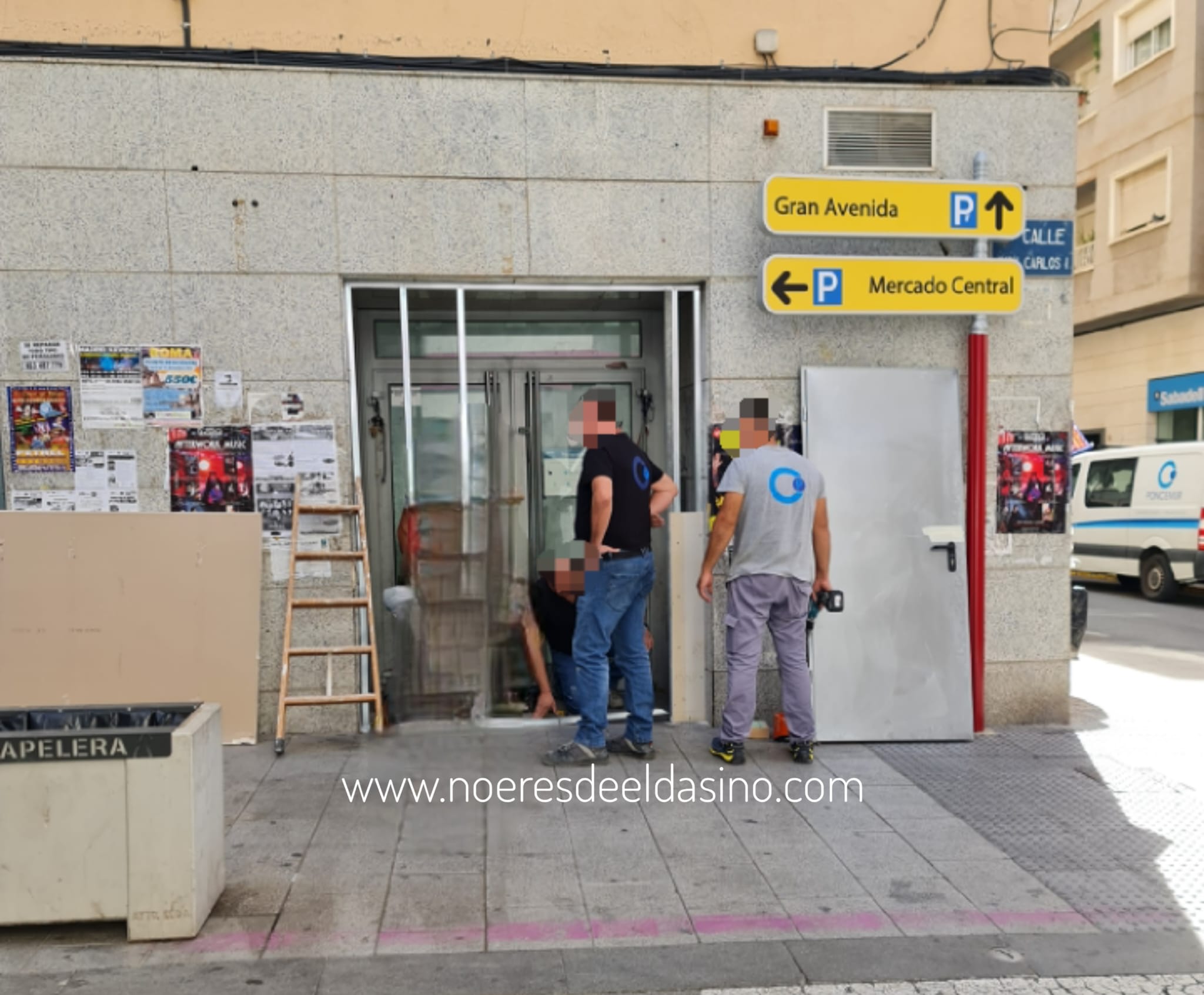Cierre del rellano del antiguo BBVA en Juan Carlos I de Elda para prevenir su ocupación por indigentes.