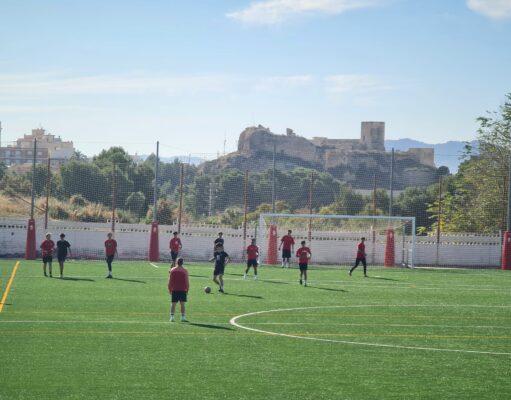 El Ayuntamiento de Elda abre el campo de fútbol número 2 de La Sismat tras una remodelación que ha permitido sustituir el césped artificial, mejorar la accesibilidad y renovar las gradas El Ayuntamiento de Elda abre el campo de fútbol número 2 de La Sismat