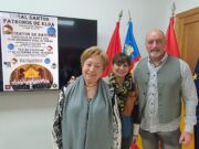 La Coral de los Santos Patronos y la Orquesta de Cámara Ciudad de Elda ofrecen los días 10 y 17 de diciembre los tradicionales Conciertos de Navidad Rosa Vidal ha estado acompañada por Mari Carmen Segura, quien la dirige desde el comienzo de su andadura en 1998, y por Juan Carlos Pastor, su actual presidente.