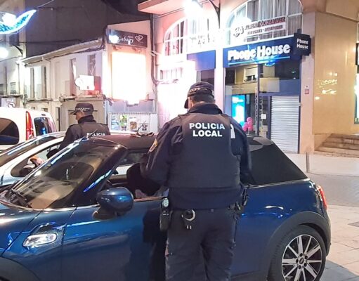La Policía Local de Elda denuncia a trece conductores por ir al volante bajo los efectos del alcohol o de sustancias estupefacientes Controles de alcoholemia