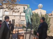 El poeta eldense Francisco Ganga, ‘El Seráfico’ ya tiene su escultura en la remodelada Plaza de la Prosperidad Escultura del Seráfico