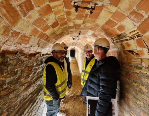 Comienzan las obras que permitirán rehabilitar y poner en valor el refugio antiaéreo de la Guerra Civil ubicado en la Plaza de Arriba de Elda Refugio antiaéreo de la Guerra Civil ubicado en la Plaza de Arriba de Elda