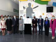 La Reina Letizia visita Sense Barreres en Petrer y la red de centros de enfermedades raras SU MAJESTAD LA REINA. LAS AUTORIDADES Y PERSONALIDADES ASISTENTES AL ACTO JUNTO A UNA PLACA CONMEMORATIVA © Casa de S.M. el Rey