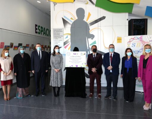 La Reina Letizia visita Sense Barreres en Petrer y la red de centros de enfermedades raras SU MAJESTAD LA REINA. LAS AUTORIDADES Y PERSONALIDADES ASISTENTES AL ACTO JUNTO A UNA PLACA CONMEMORATIVA © Casa de S.M. el Rey