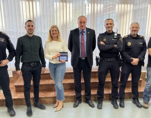 La Asociación Internacional de Policía distingue al Ayuntamiento de Petrer por su labor humanitaria en el acogimiento de refugiados ucranianos