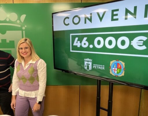 El Ayuntamiento de Petrer incrementa en 5.000 € el convenio con la Unión de Festejos hasta alcanzar los 46.000 € La alcaldesa Irene Navarro y el presidente de la Unión de Festejos, Enrique Rubio