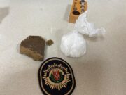 La Policía Local de Elda aprehende 100 gramos de cocaína y hachís y más de 1.000 euros en efectivo a un joven que conducía un coche sin carné y que trató de huir antes de ser detenido Droga incautada