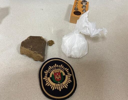 La Policía Local de Elda aprehende 100 gramos de cocaína y hachís y más de 1.000 euros en efectivo a un joven que conducía un coche sin carné y que trató de huir antes de ser detenido Droga incautada