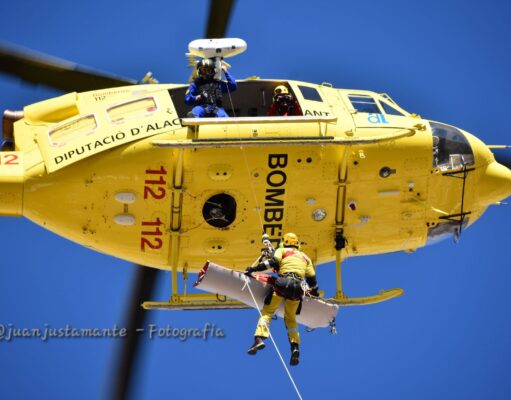 Aparatoso rescate con helicóptero de un joven en Petrer que se despeñó con su furgoneta unos 150 metros en un barranco en los Chaparrales – Vídeo Helicóptero 112 - Bomberos - @juanjustamante - Foto
