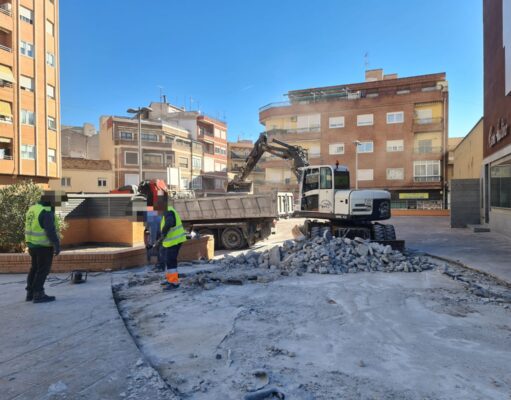 El Ayuntamiento de Elda mejora la accesibilidad de la Plaza de la Ficia a través de la renovación del pavimento que conecta con el Centro Cívico y Juvenil de la ciudad Renovación del pavimento en la Plaza de la Ficia