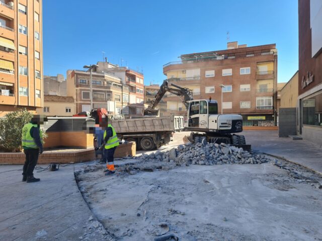 Renovación del pavimento en la Plaza de la Ficia