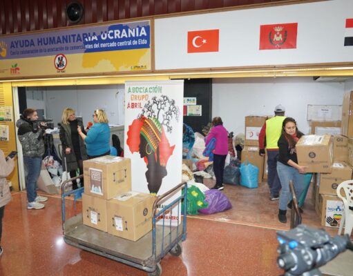 El primer convoy con ayuda humanitaria de Elda para los afectados por los terremotos de Turquía y Siria ha partido esta mañana desde el Mercado Central
