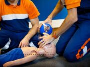 Taller de primeros auxilios dirigido a todas las familias de la ciudad, gracias a la Agrupación Local de Ampas, en colaboración con el Ayuntamiento de Elda y Cruz Roja Taller de primeros auxilios dirigido a todas las familias de la ciudad