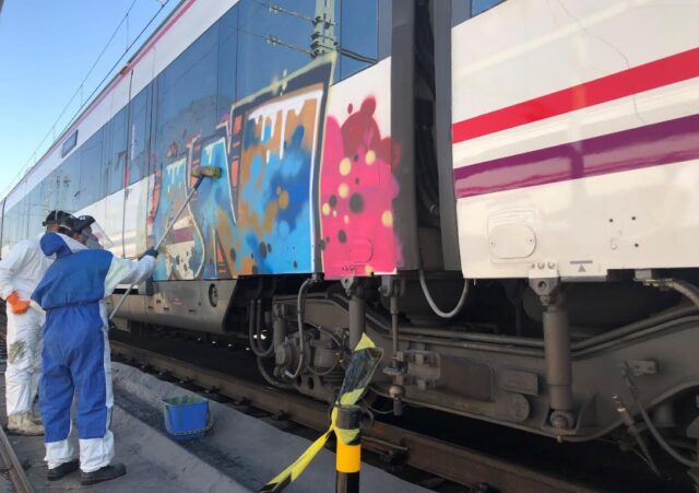 Vandalismo grafitero en los trenes de Renfe en la Comunitat Valenciana