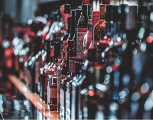 La Policía Local de Elda detiene al presunto autor de un robo con fuerza en el interior de un establecimiento del centro de la ciudad Botellas en un bar - Archivo